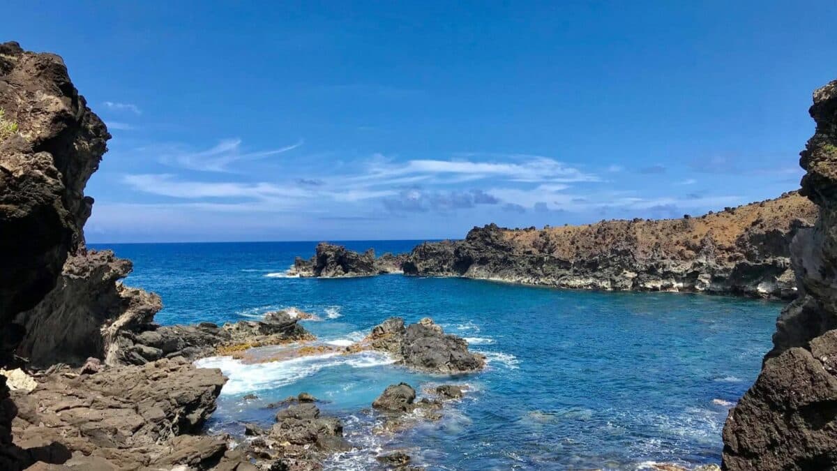 Côte rocheuse dramatique de l'Île de Pâques avec des eaux claires et des formations rocheuses spectaculaires.