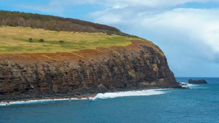 Vue sur la côte rocheuse de l'Île de Pâques