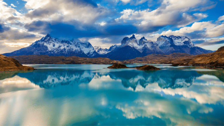 Reflet des montagnes Torres del Paine sur un lac