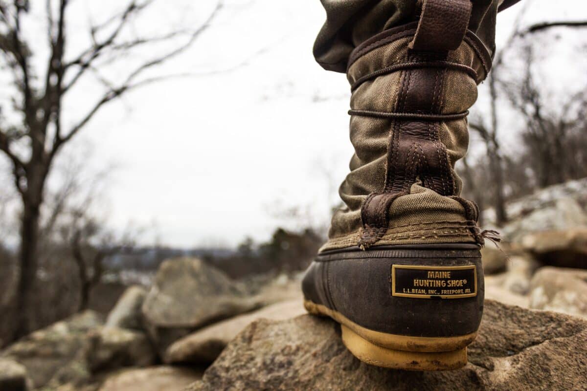 Chaussure de randonnée sur un rocher, prête pour l'exploration.