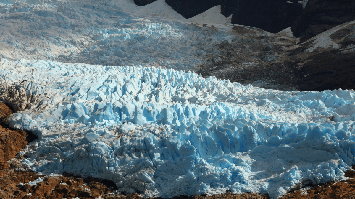 Gros plan sur les formations de glace du glacier Balmaceda, Torres del Paine, Chili