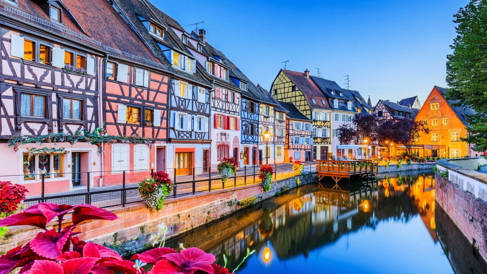 Maisons à colombages colorées au bord de l'eau à Colmar, en Alsace, au crépuscule.