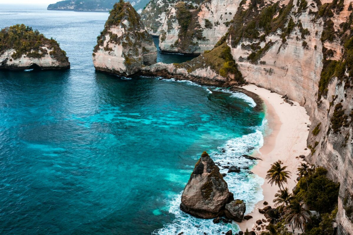 Plage paradisiaque avec eau turquoise et falaises à Bali