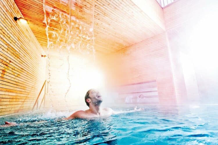 Spa de l’hôtel Schwarzbrunn avec cascade d’eau pure