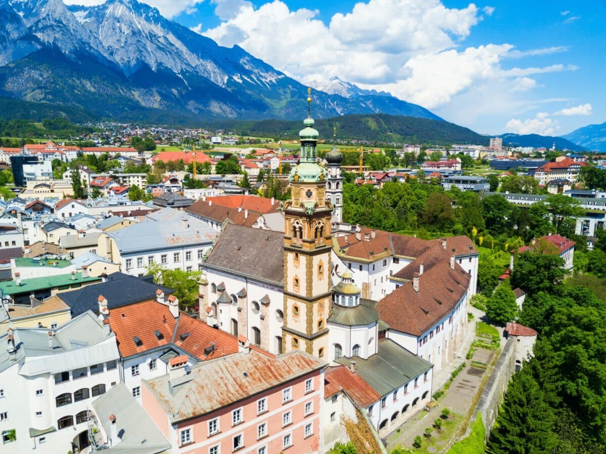 Ville de Hall in Tirol vue d’en haut avec montagnes en arrière-plan