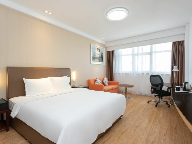 Chambre d'hôtel moderne au Holiday Inn Express Zhabei à Shanghai