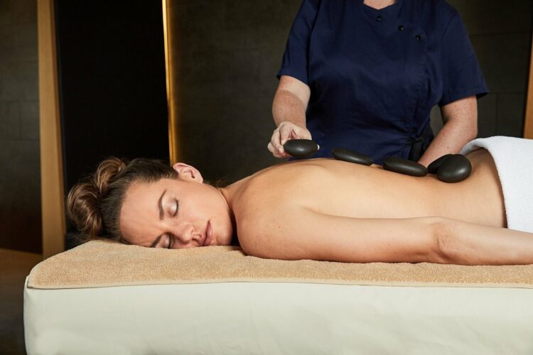 Massage aux pierres chaudes au spa Schwarzbrunn