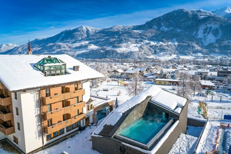 Piscine extérieure chauffée de l’hôtel Schwarzbrunn en hiver