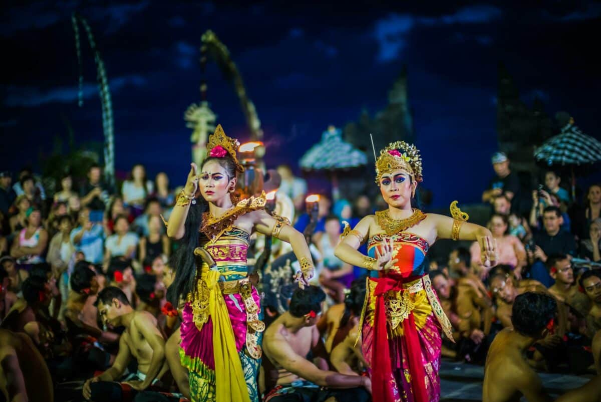 Danse traditionnelle balinaise lors d’un spectacle nocturne