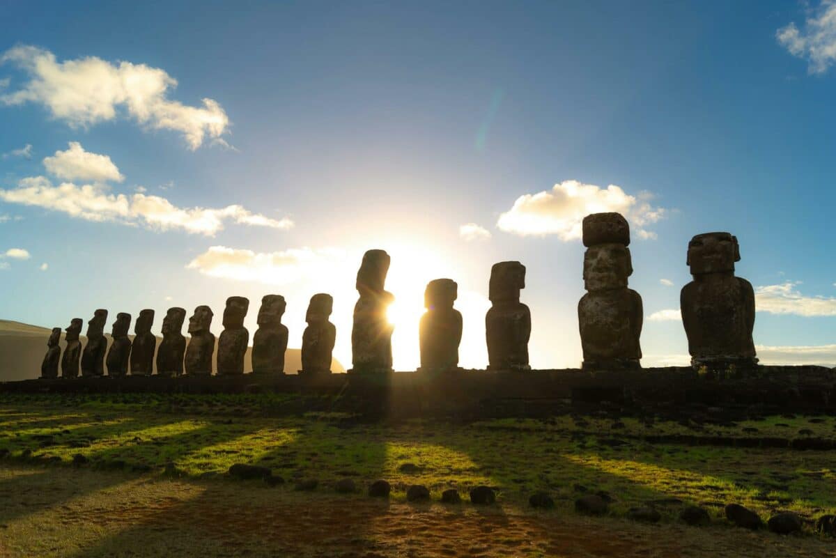 Moai sur la côte de l'Île de Pâques