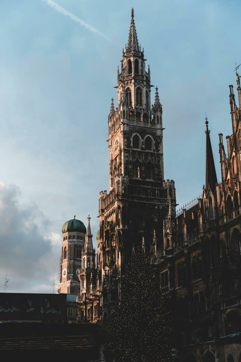 Cathédrale gothique et carillon à Munich sous un ciel bleu