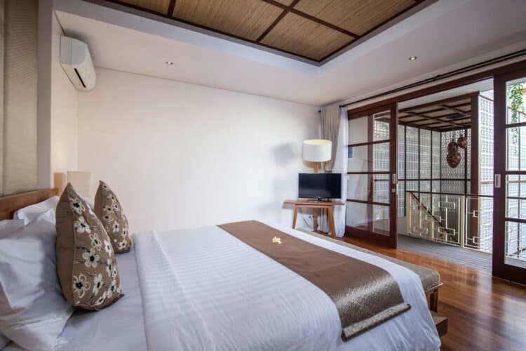 Chambre d'hôtel luxueuse à Bali avec décoration minimaliste