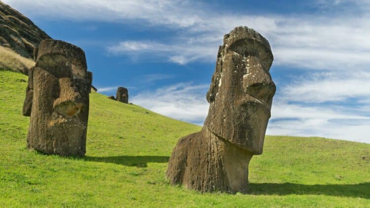 Moai dans les collines verdoyantes de l'Île de Pâques