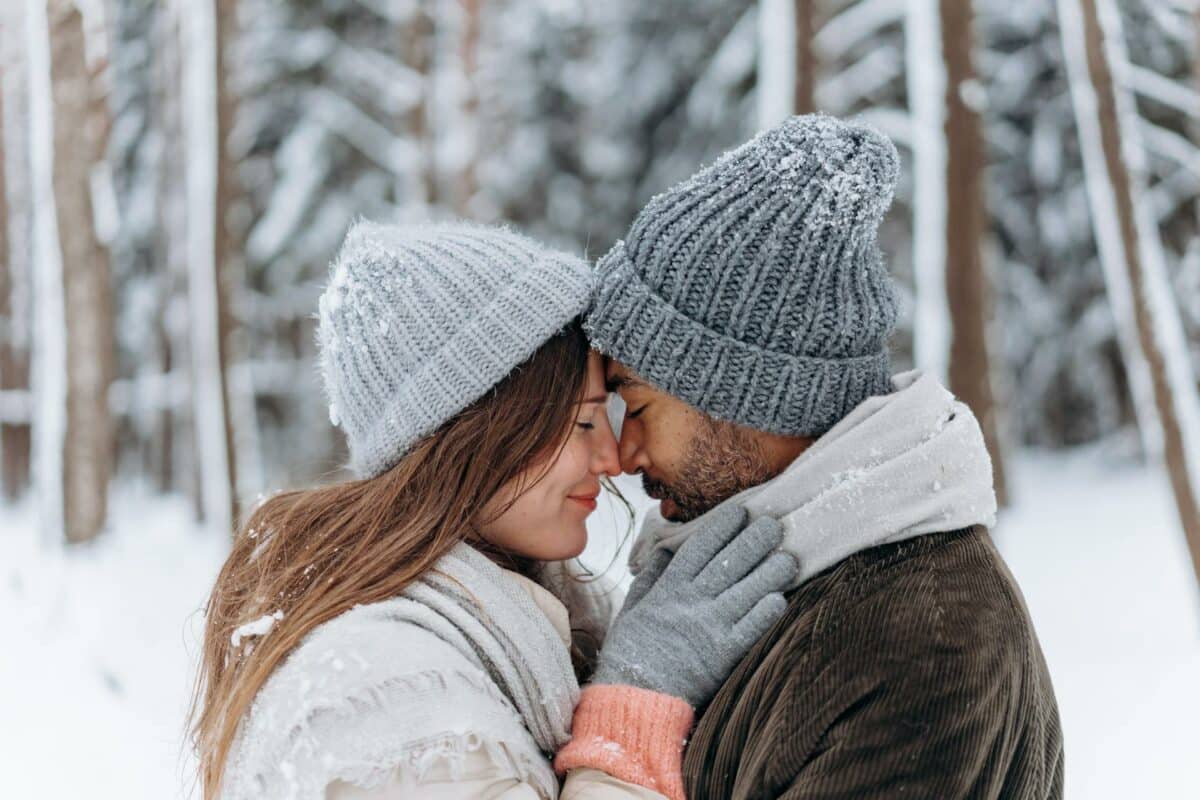 Couple amoureux dans la neige au Tyrol - moment de complicité hivernale.