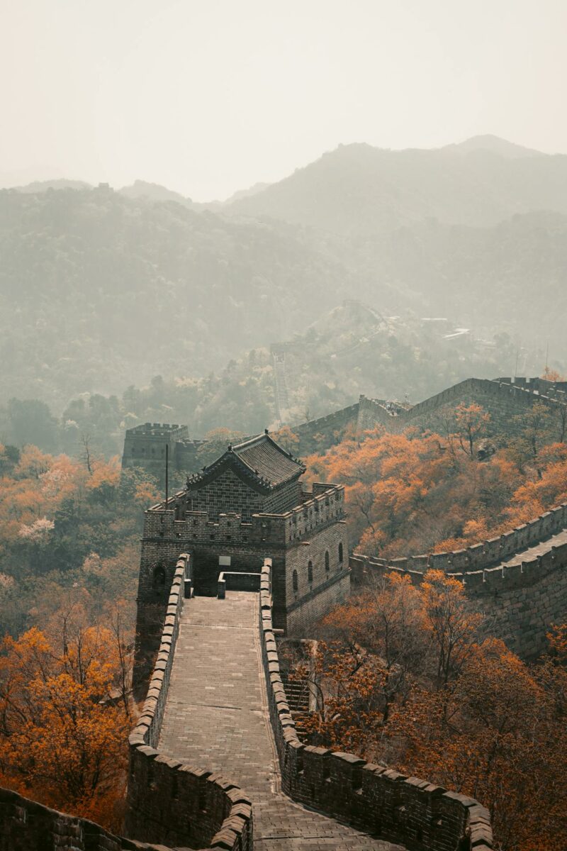 La Grande Muraille de Chine serpentant à travers les montagnes.