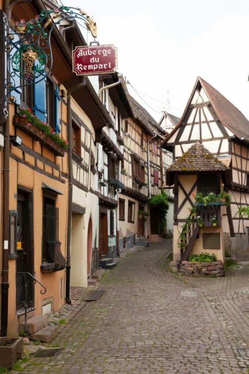 Ruelle pavée et maisons traditionnelles en Alsace