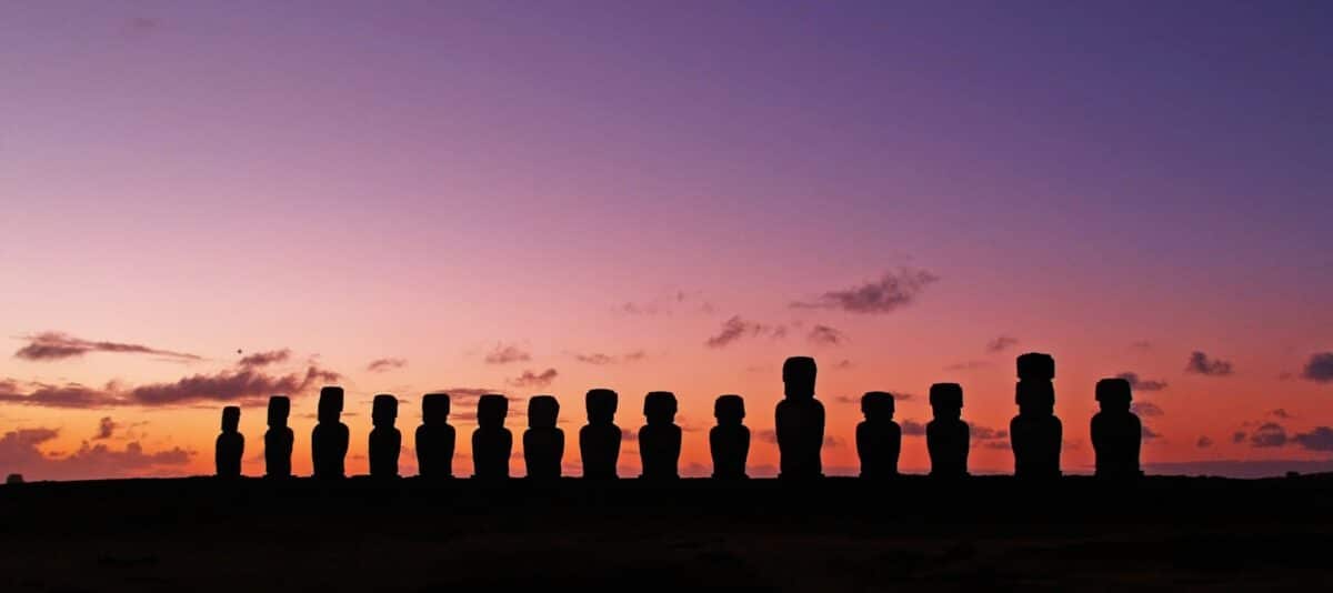 Alignement de Moai à Ahu Tongariki au coucher du soleil