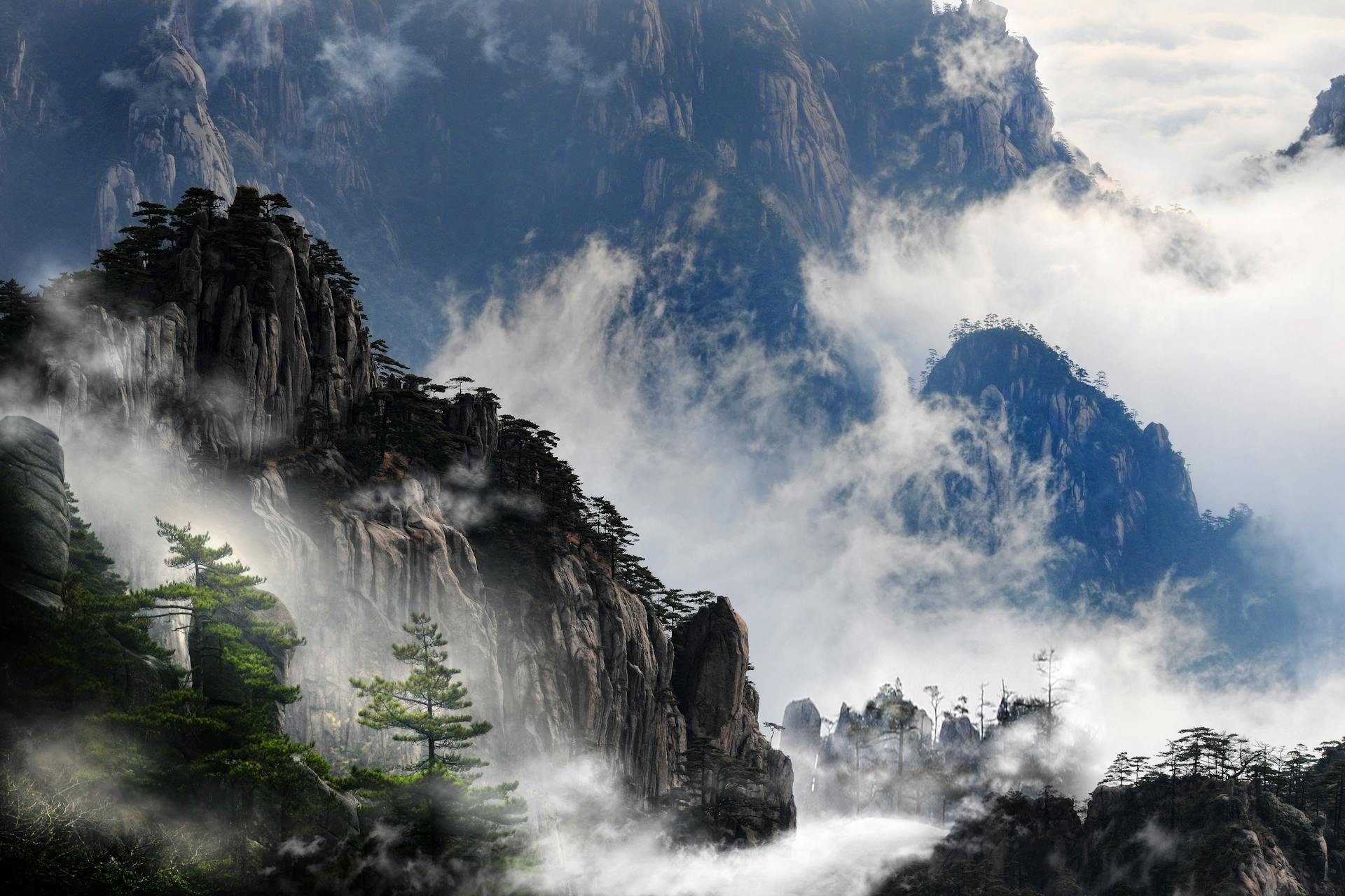 Montagnes embrumées de Huangshan en Chine.