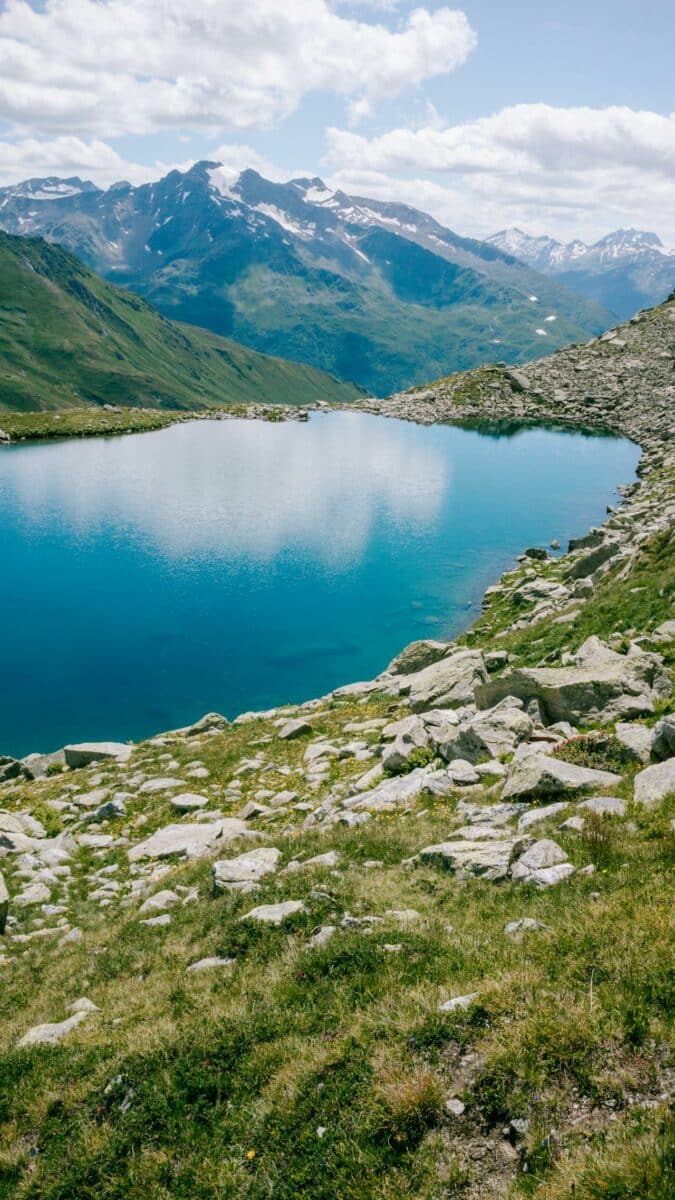 Lac alpin entouré de montagnes suisses