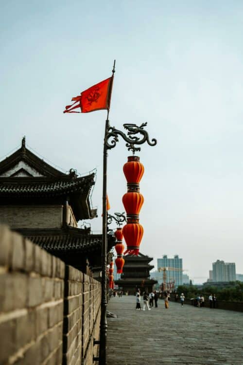 Lanternes rouges traditionnelles décorant les remparts de Xi'an.