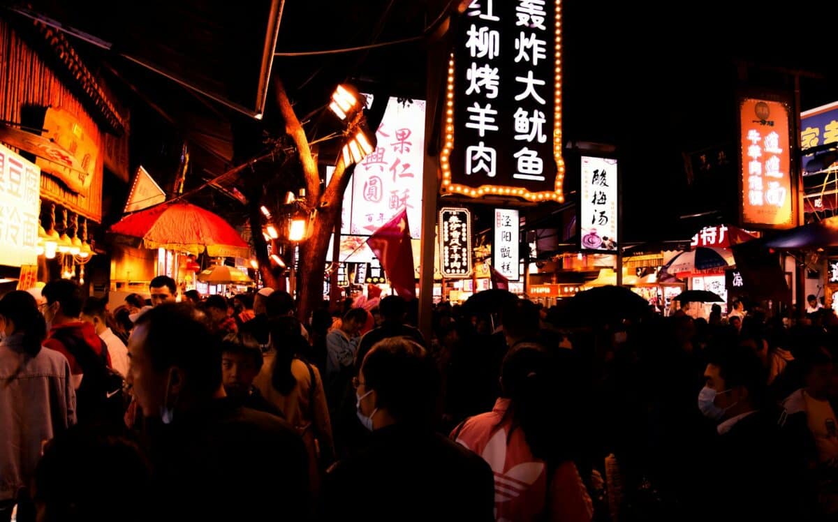 Marché nocturne vibrant dans le quartier musulman de Xi'an.