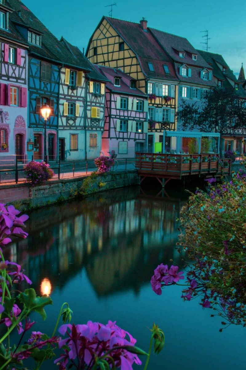 Maisons à colombages colorées au bord de l'eau à Colmar, Alsace.