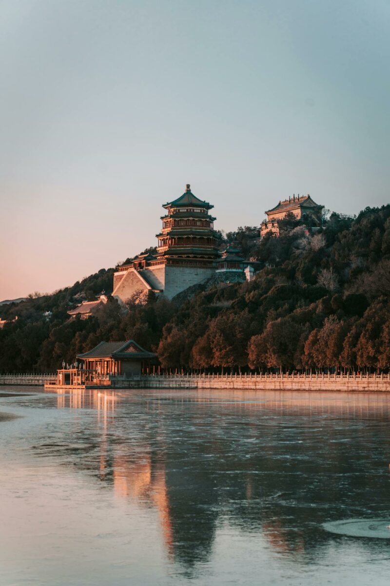 Vue du Palais d'Été à Pékin au crépuscule, avec son reflet sur le lac.