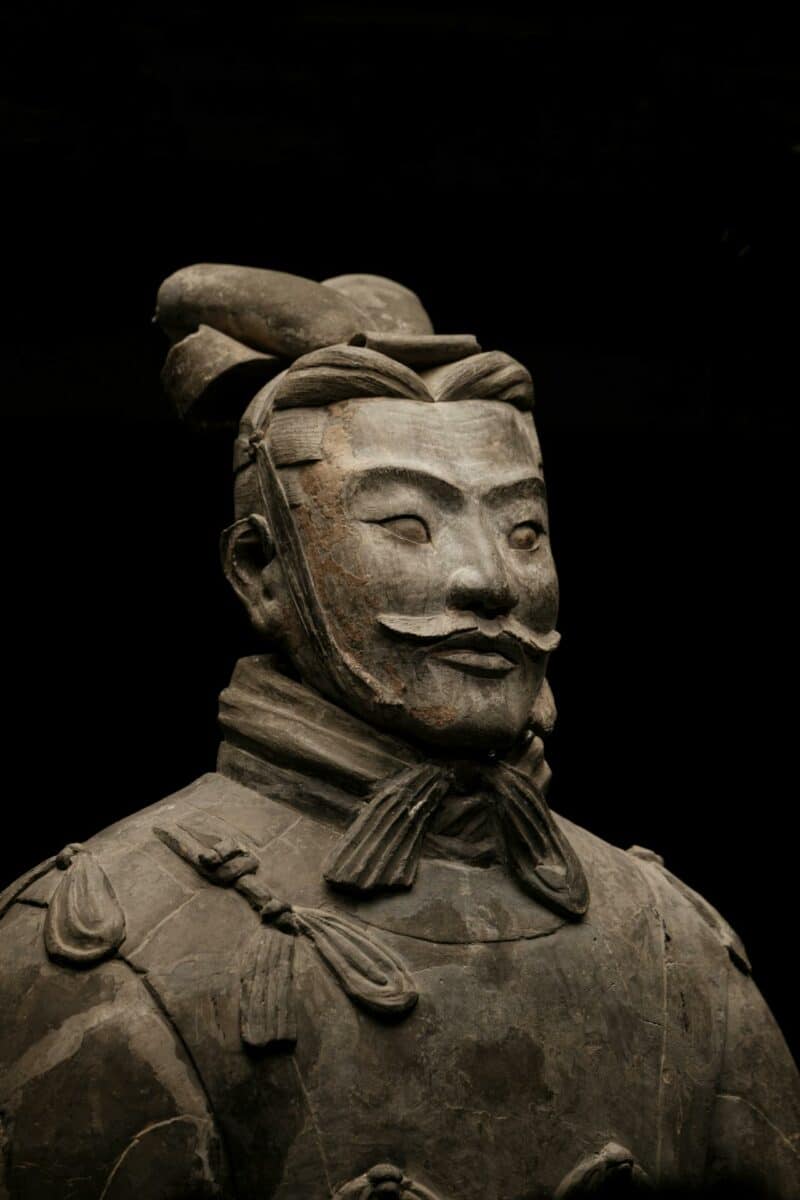 Statue d'un soldat en terre cuite de l'armée de Xi'an, avec des détails sur le visage et l'armure.