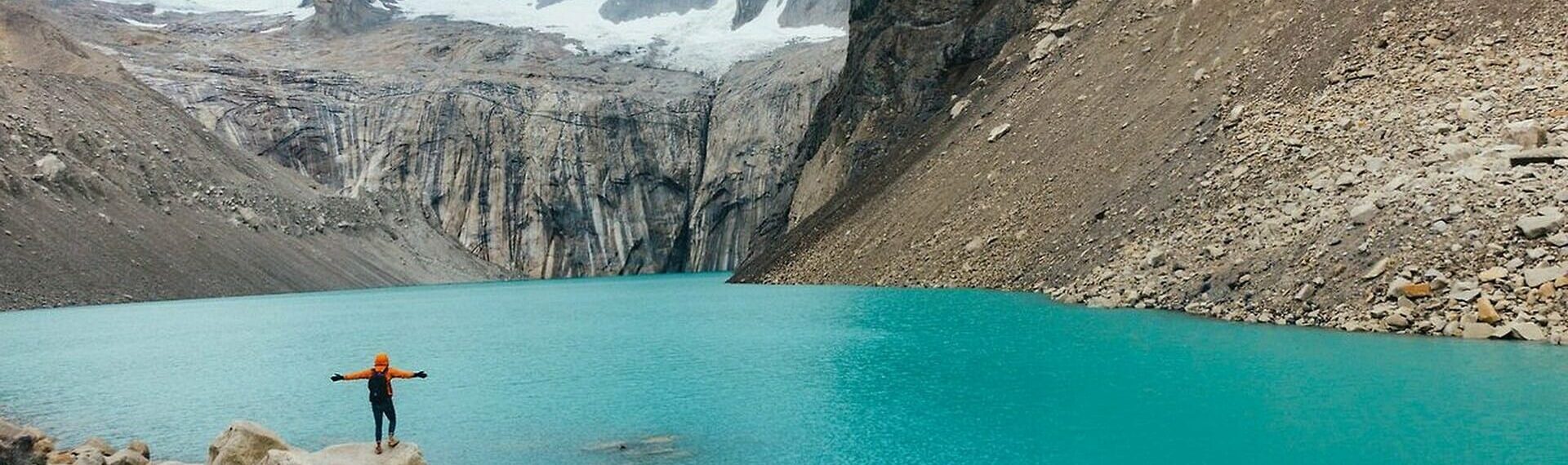 Randonnée autour des eaux turquoises et des montagnes dans le parc Torres del Paine, Patagonie.