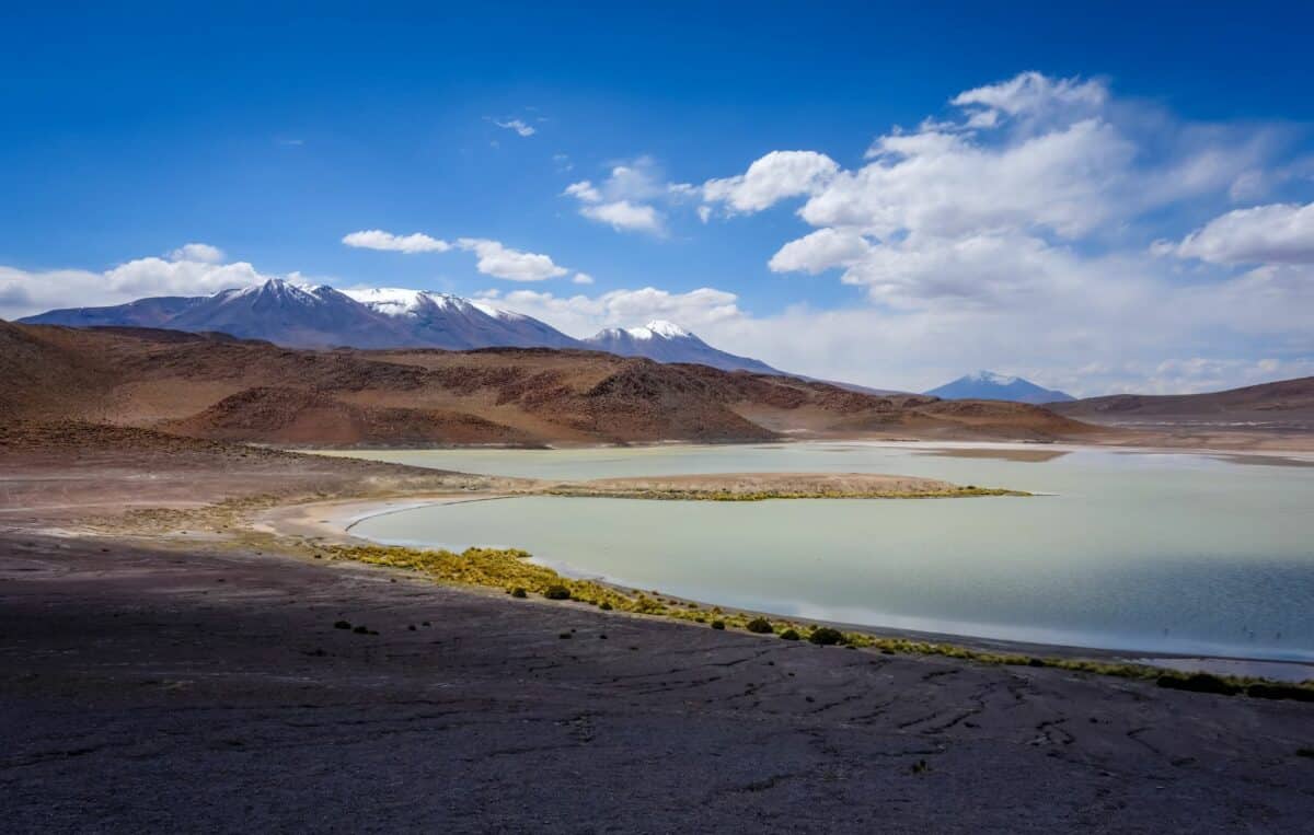 Laguna Verde avec montagnes enneigées en arrière-plan, Bolivie