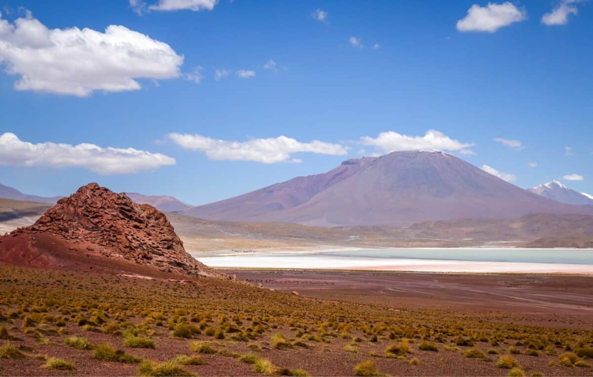 Paysage montagneux de la Bolivie avec formations rocheuses rouges