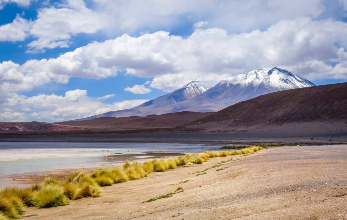 Lac calme entouré de montagnes enneigées dans le Sud Lipez