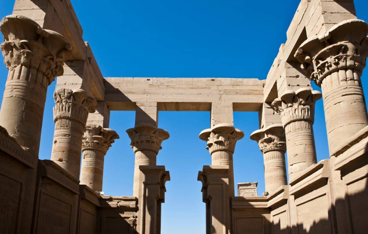 Colonnes majestueuses du Temple de Philae sous un ciel bleu.