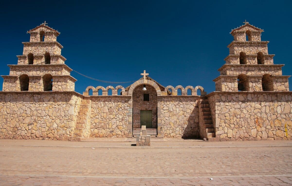 Église en pierre traditionnelle dans un village bolivien