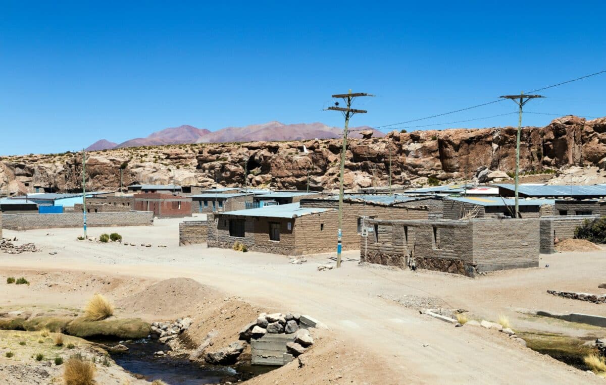 Village rural bolivien avec maisons en adobe