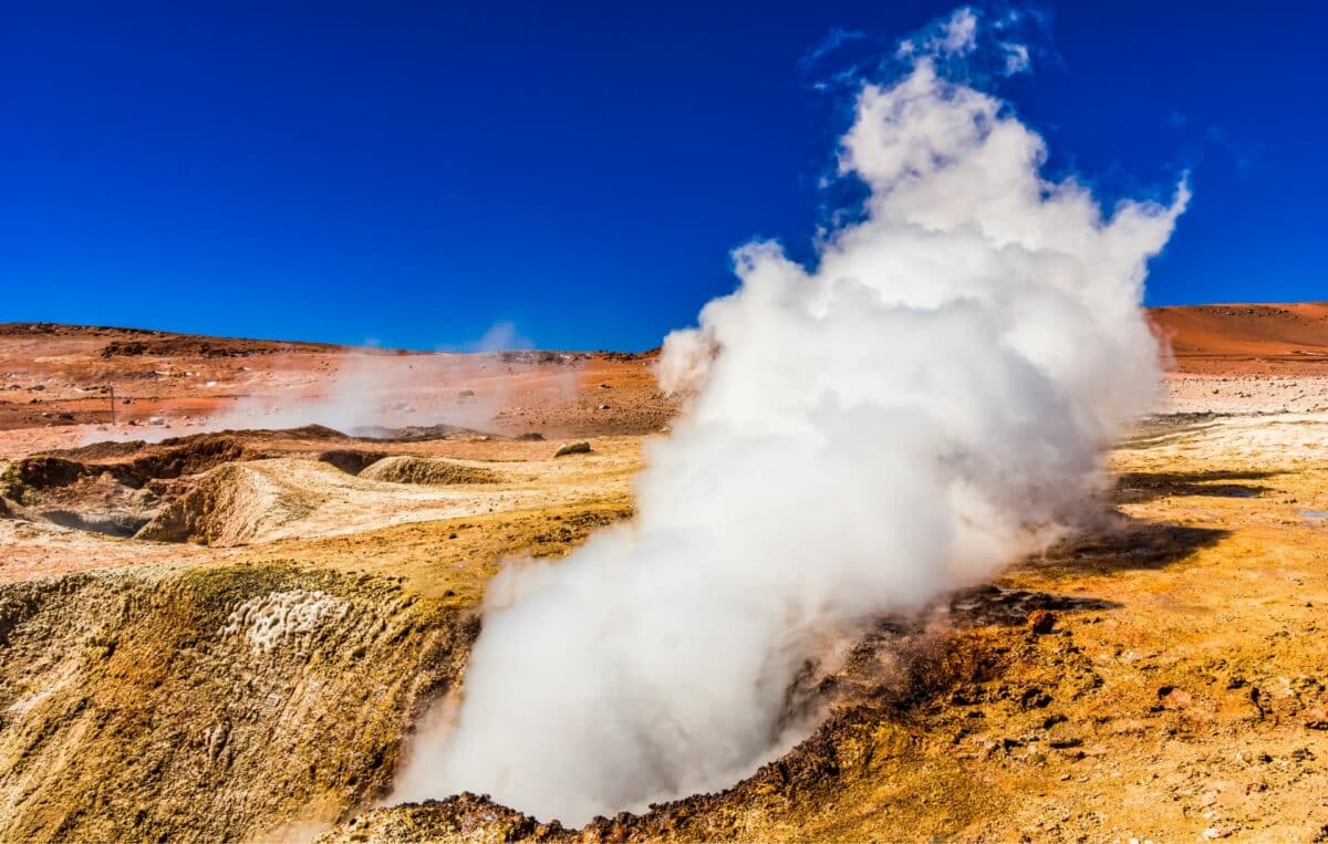 Vapeur jaillissant des geysers du désert de Siloli