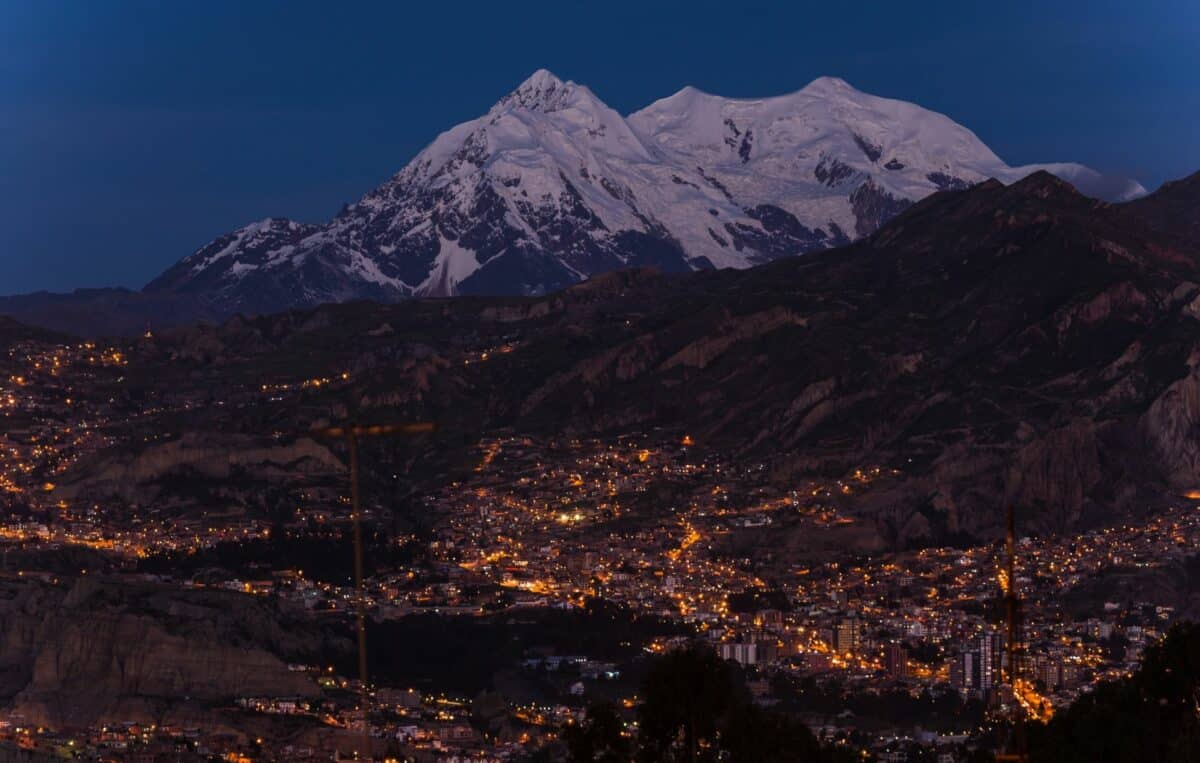 Ville de La Paz illuminée avec la montagne Illimani en arrière-plan