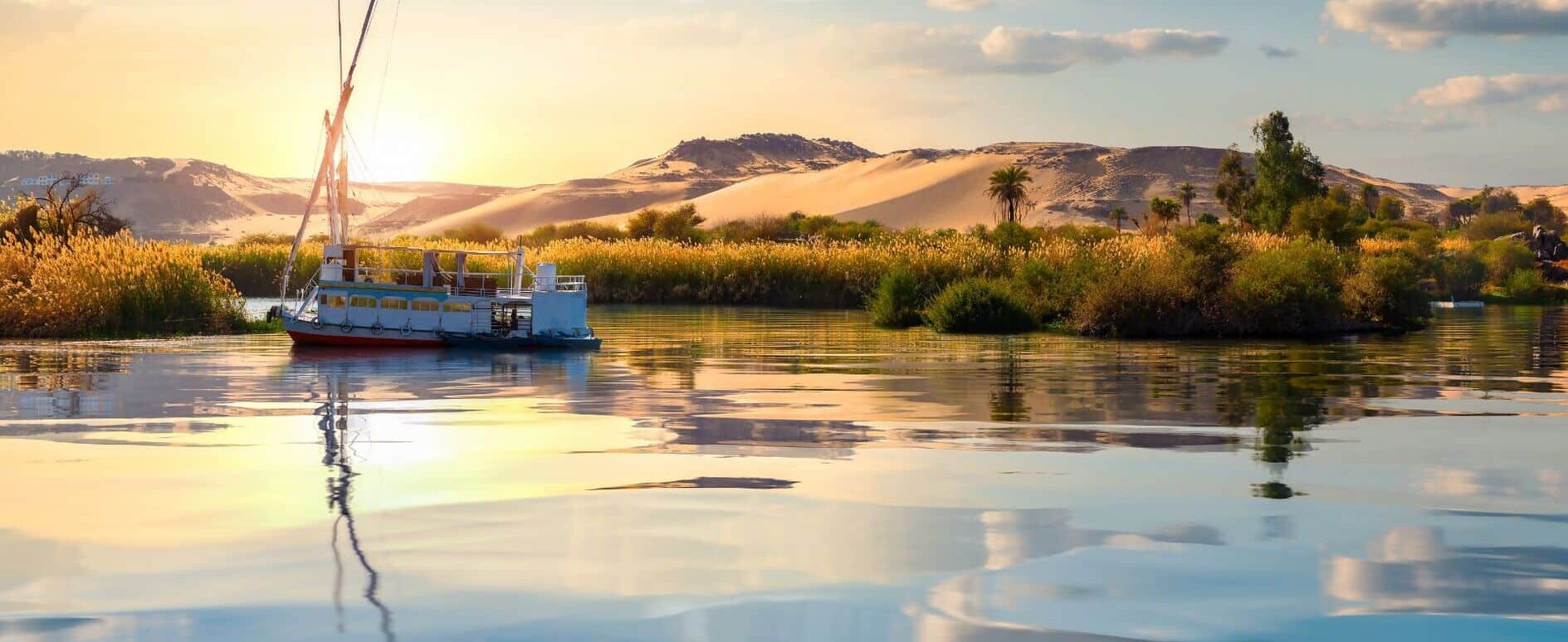 Croisière en Dahabeya sur le Nil au coucher du soleil en Égypte