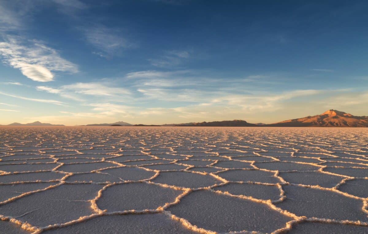 Formations de sel cristallin sur le Salar d'Uyuni, éclairées par un coucher de soleil.