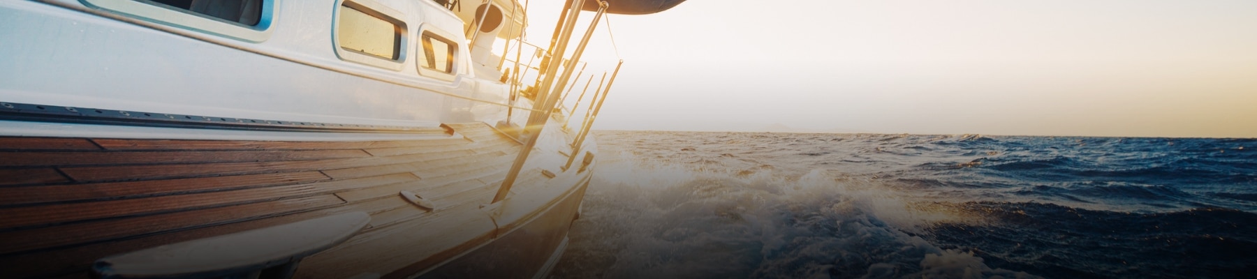 Naviguer en pleine mer au coucher du soleil, bord d'un bateau luxueux, offrant une expérience de détente et d'évasion maritime.