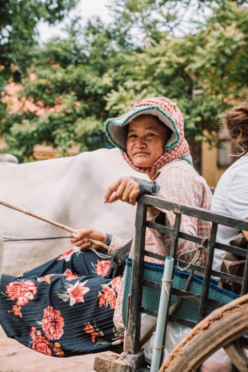 Portrait d’une femme cambodgienne dans une charrette à Kampong Chhnang.