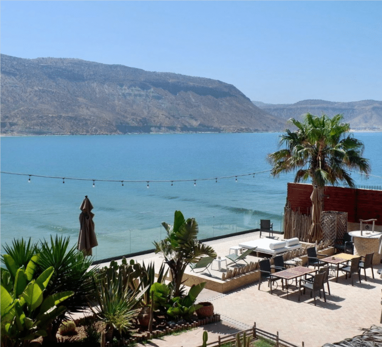 Vue panoramique de la terrasse de l’auberge Kahina donnant sur la baie d’Imsouane.