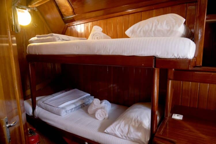 Cabine avec lits superposés en bois sur un voilier pour croisière