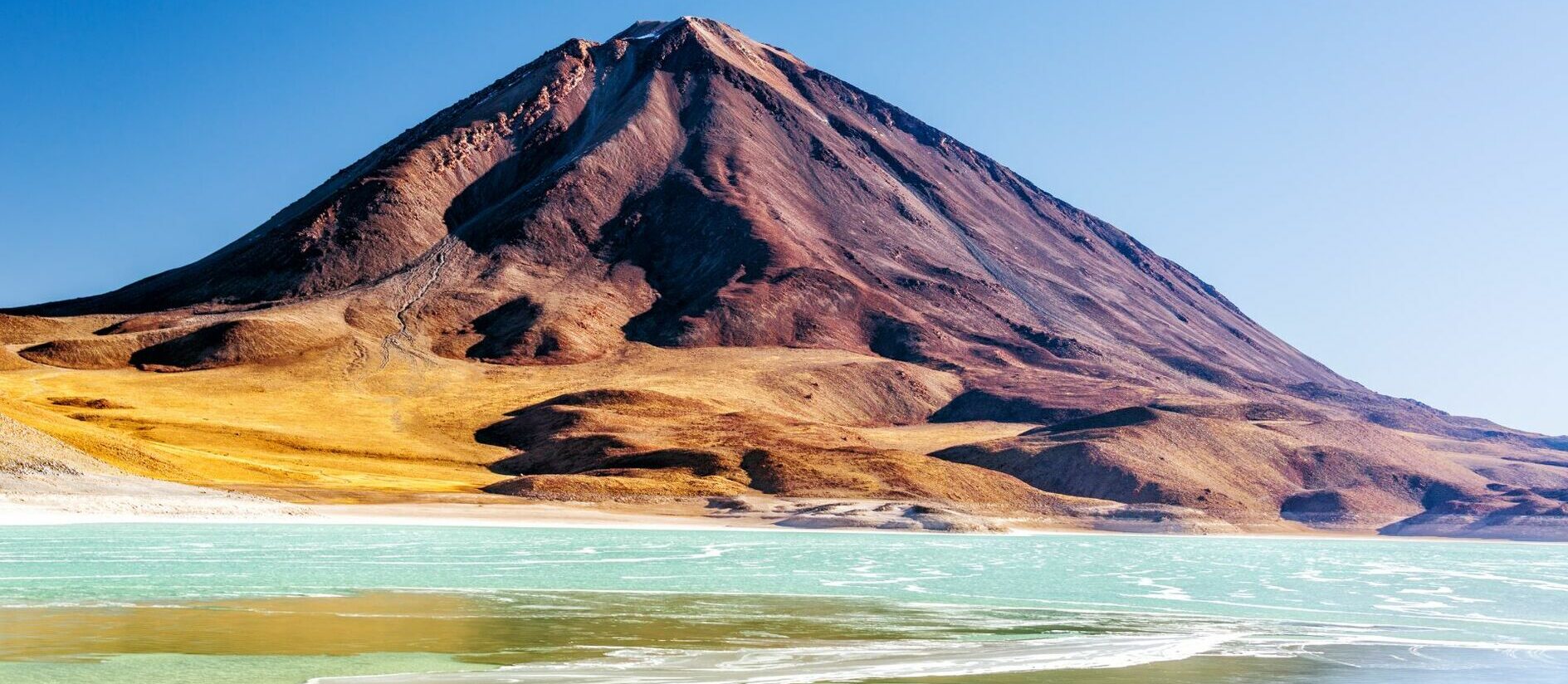 Laguna Verde : Un joyau émeraude au pied du volcan Licancabur