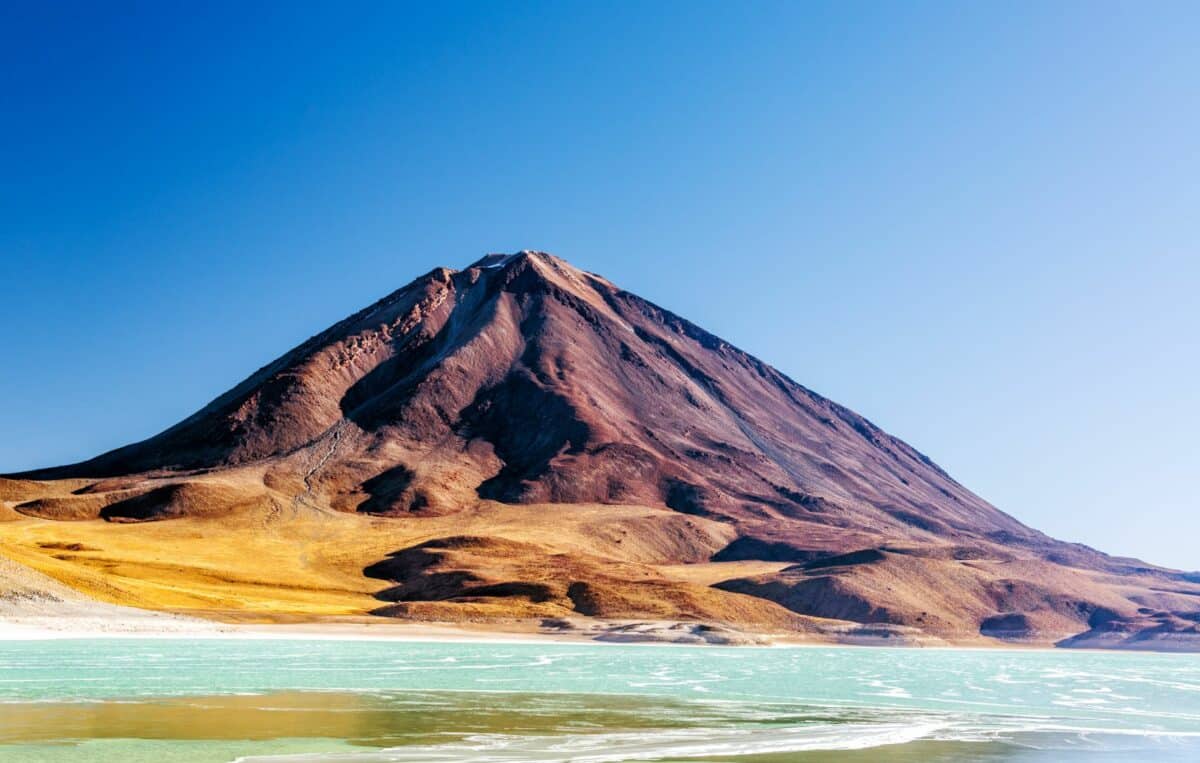 Laguna Verde au pied d’un volcan majestueux, offrant un contraste de couleurs étonnant.