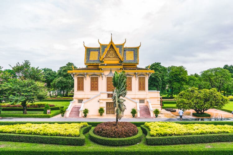 Palais Royal de Phnom Penh entouré de jardins verts.