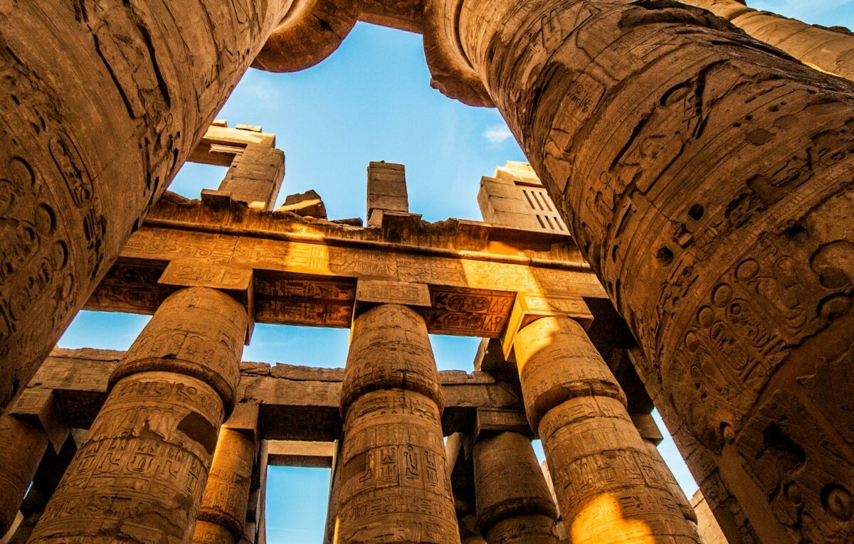 Colonnes sculptées et ornées de hiéroglyphes au temple de Karnak, Louxor.