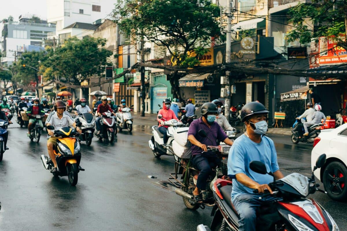 Rue animée avec des scooters à Hô Chi Minh-Ville, Vietnam