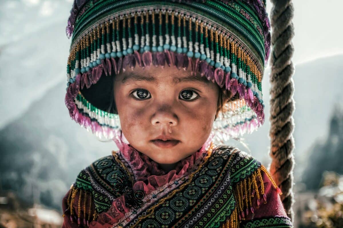 Portrait d'un enfant Hmong en costume traditionnel au Vietnam