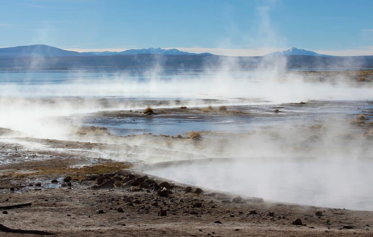 Sources chaudes de Polques avec de la vapeur s’élevant sur l'Altiplano de Bolivie.